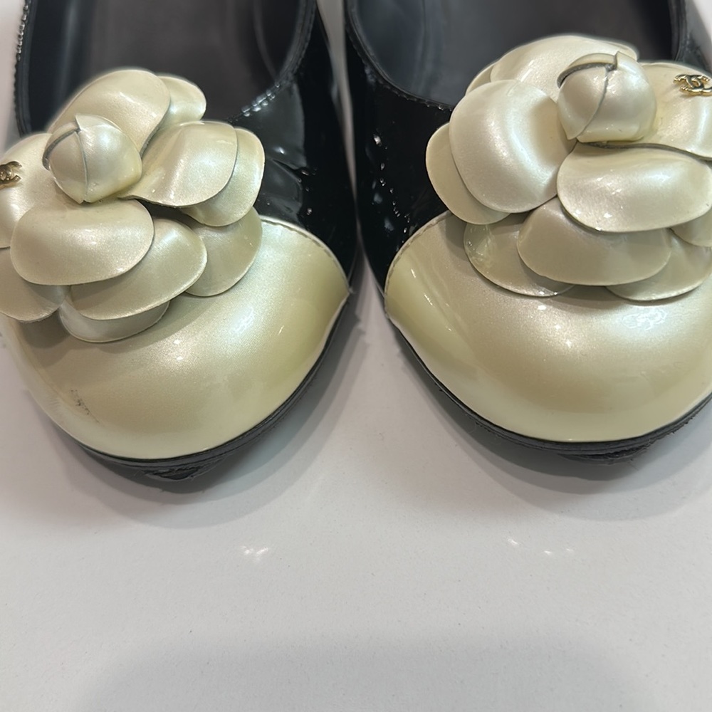 CHANEL Black and Cream Heels - Picture 9 of 12